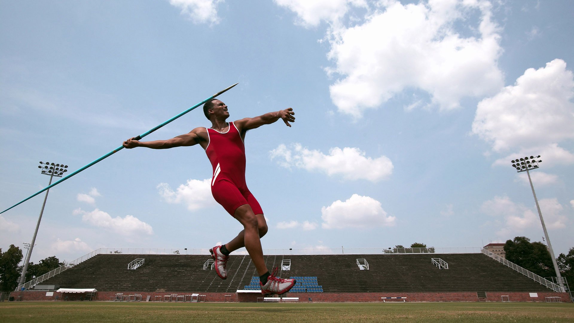 “基层青训项目在全国多地铺开，普及全民足球运动”，足球青训改革